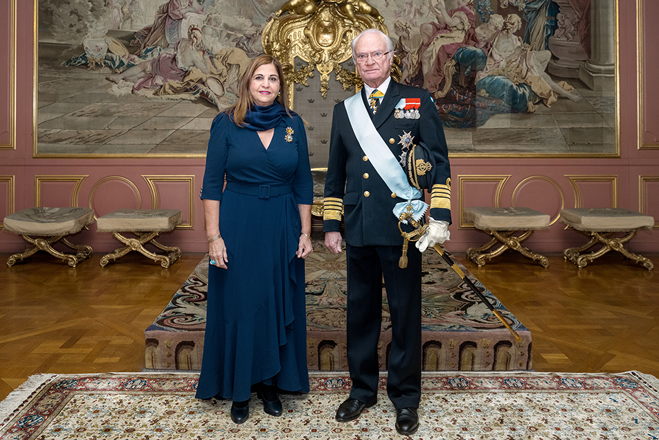 Kungen tillsammans med Dominikanska republikens ambassadör Lourdes Margarita Franco-Zimmermann. 