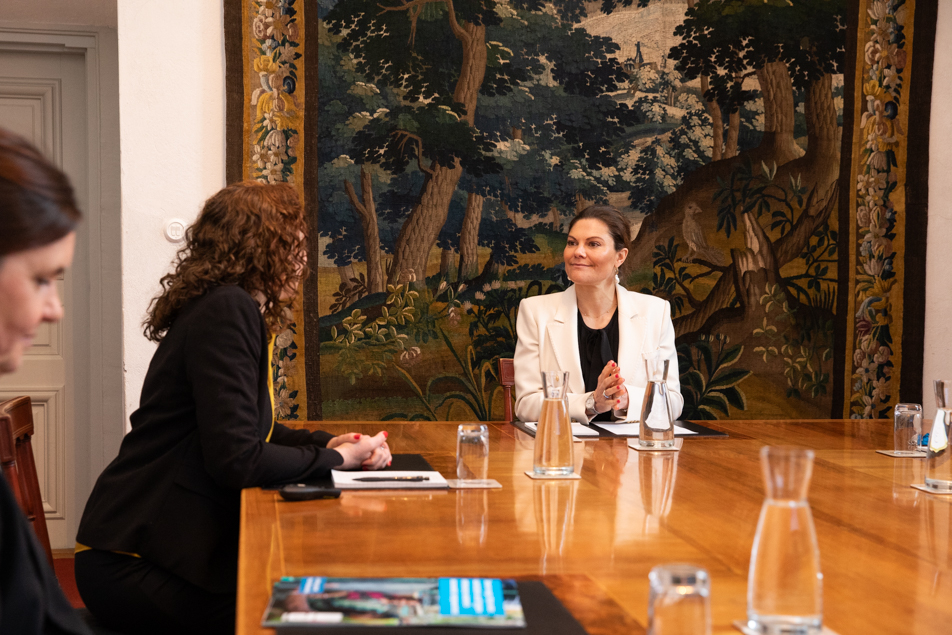 Kronprinsessan i möte med  Anna Nilsdotter och Mathilda Piehl från Water aid.