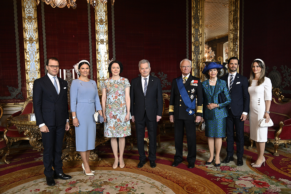 President Sauli Niinistö och fru Jenni Haukio hälsades välkomna av Kronprinsessparet och Prinsparet i Victoriasalongen.