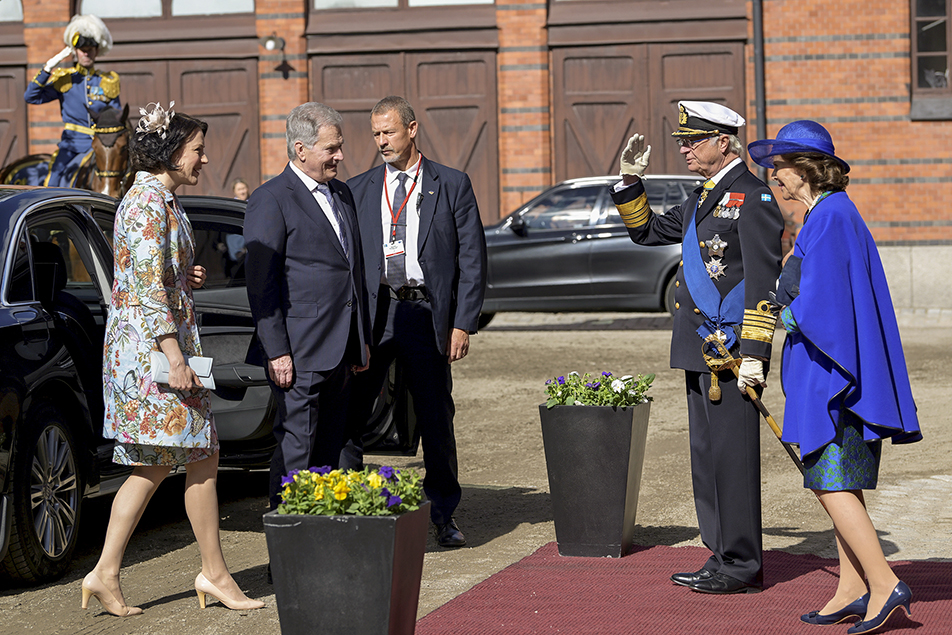 Kungaparet välkomnar president Niinistö och fru Haukio till Hovstallet.