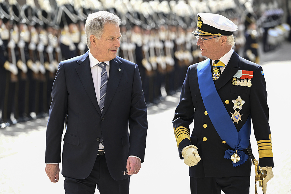 Kungen och president Niinistö under välkomstceremonin på Inre borggården.
