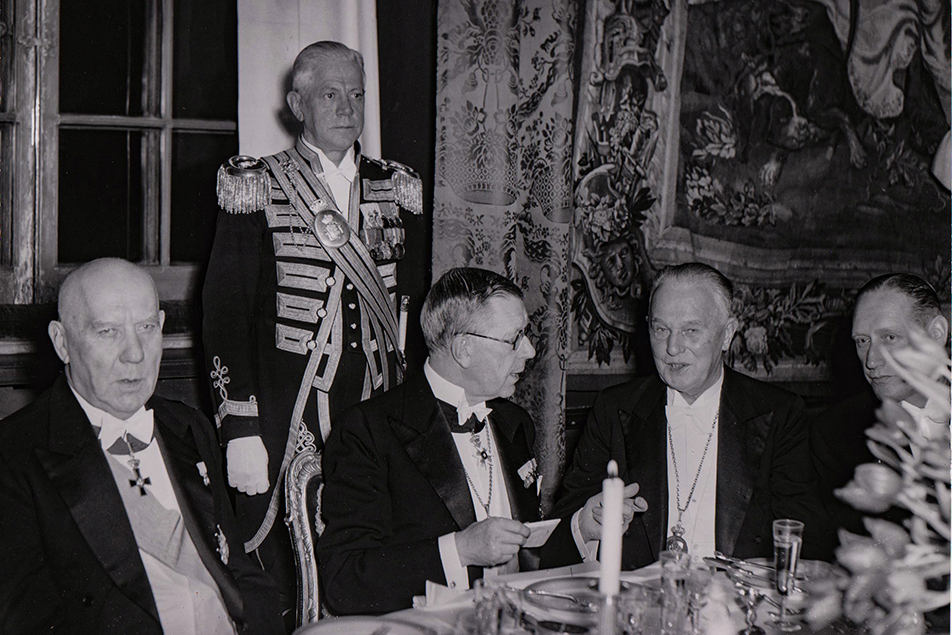 I januari 1952 bjöds regering och riksdag till supé på Kungl. Slottet. Gustaf VI Adolf flankeras här av första kammarens talman Johan Nilsson, t.v., och andra kammarens talman August Sävström, t.h. 