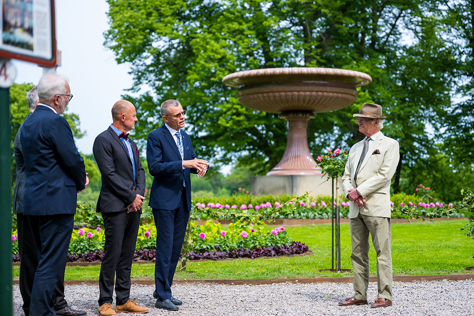 Kungen tillsammans med ståthållare Staffan Larsson, parkchef Gunnar Björkman och slottsfogde Magnus Andersson.