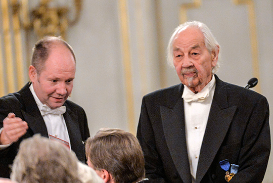 Ständig sekreterare Peter Englund tillsammans med författaren Lennart Hellsing som tilldelades Svenska Akademiens stora pris.