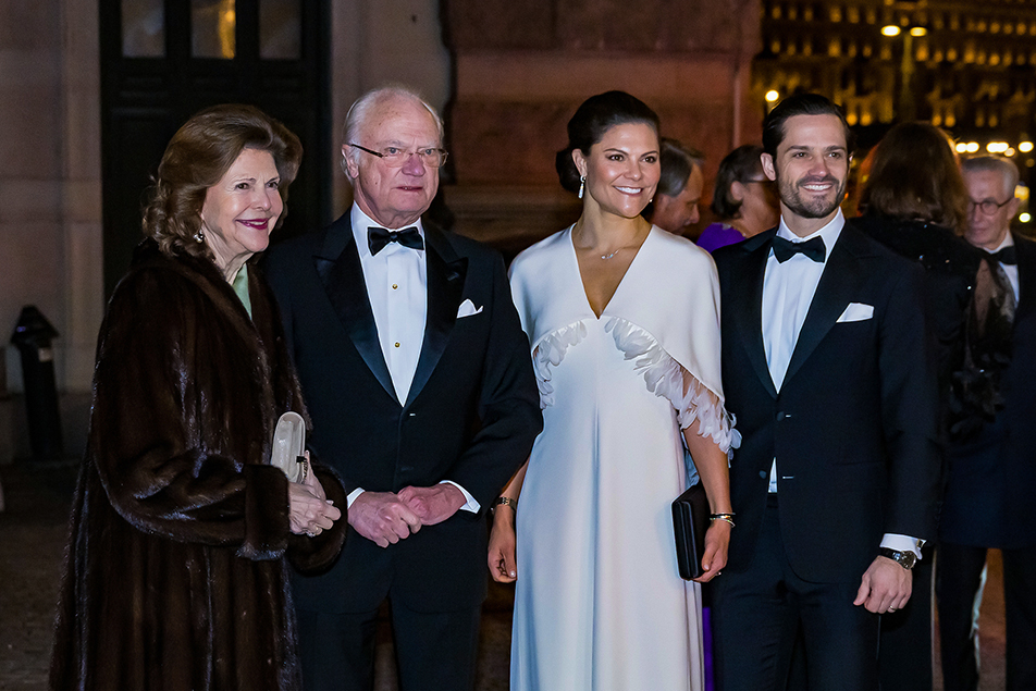 Kungaparet, Kronprinsessan och Prins Carl Philip vid ankomsten till Kungliga Operan.