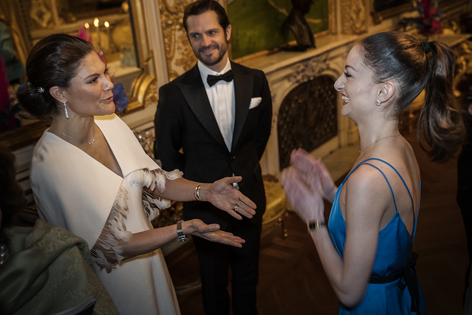 Kronprinsessan och Prins Carl Philip hälsar på dansaren Luiza Lopez.