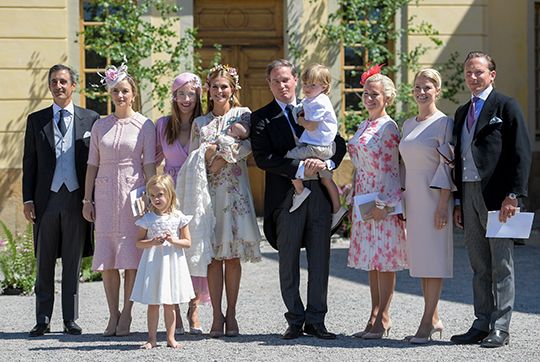 Prinsessfamiljen tillsammans med Prinsessan Adriennes faddrar: 
