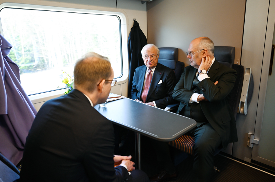 The King, President Karis and Minister for Foreign Affairs Billström during the train journey to Tartu. 