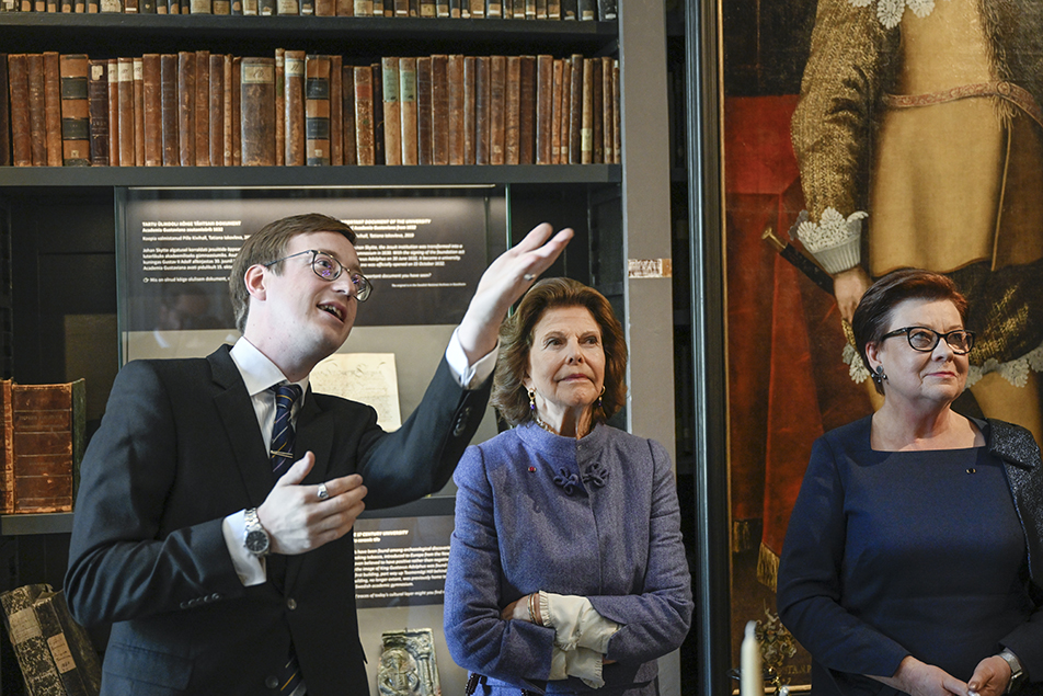Queen Silvia and Estonia's First Lady Sirje Karis were given a tour of the University of Tartu Museum by curator Ken Ird. 