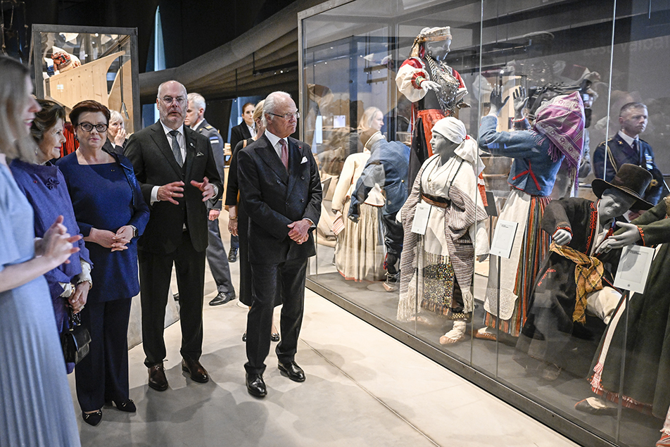 The King and Queen and the Presidential couple at an exhibition at the Estonian National Museum. 