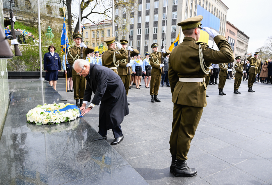 The King laid a wreath at the monument. 