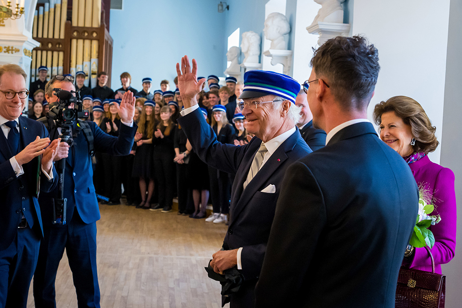 The King was given a student cap as a gift from the school's students and staff. 