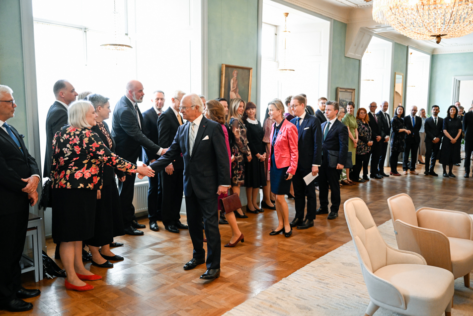 The King and Queen, the ministers and the ambassador greet Swedish expats. 