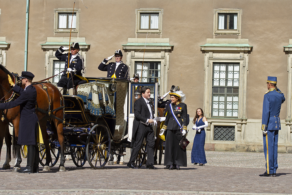 Chile's new ambassador Tucapel Jiménez and his retinue are received by Crown Equerry Ulf Gunnehed. 