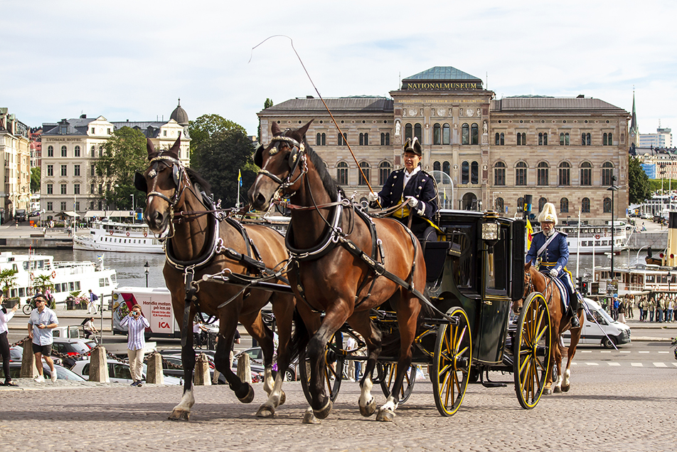 The new ambassadors travel in the Royal Stables' carriages up Slottsbacken to the Royal Palace. 