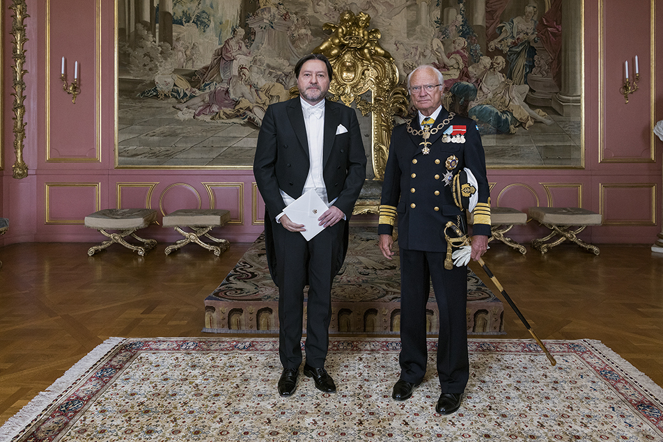 Chile's ambassador Tucapel Jiménez and The King during the audience at the Royal Palace. 