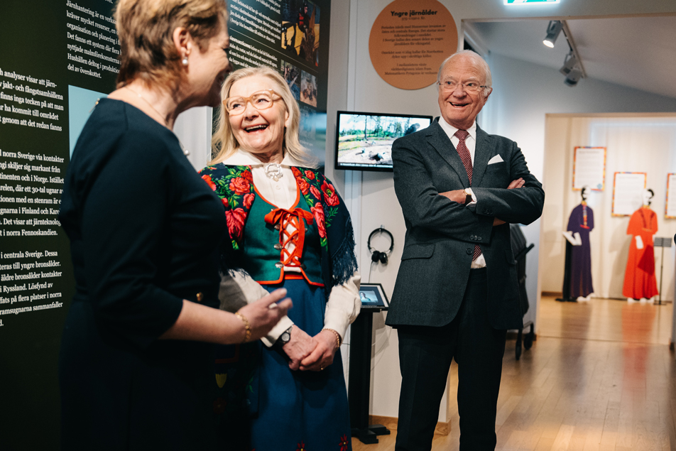Kungen och landshövdingen under besöket i Norrbottens museum.