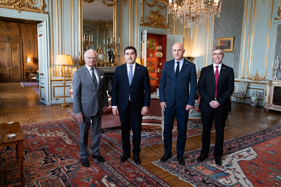 Kungen, Georgiens talman Shalva Papuashvili, Georgiens ambassadör i Sverige Irakli Khutsurauli och Sveriges ambassadör i Georgien Ulrik Tideström.