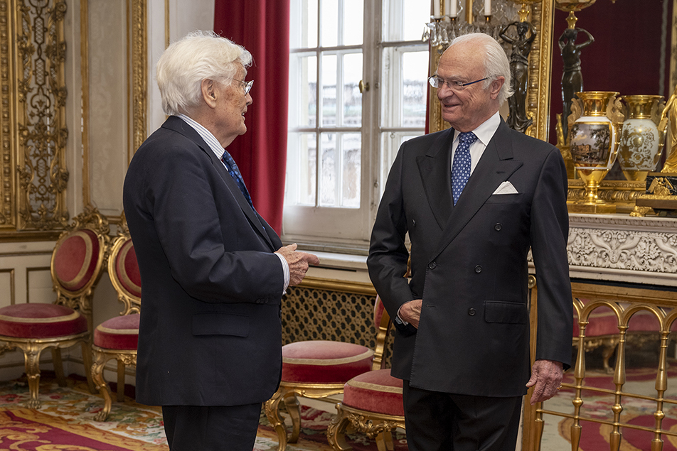 Kungen tillsammans med Jan Mårtenson, som tidigare bland annat varit diplomat, biträdande generalsekreterare i FN, H.M. Konungens handsekreterare och presstalesman vid Hovet.