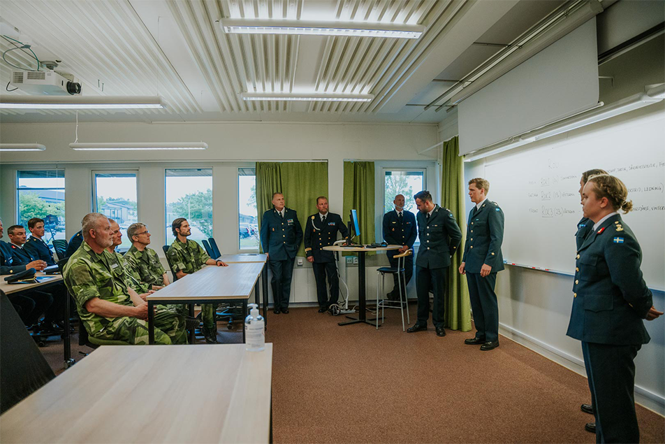 Prinsen lyssnar till kadetter vid Militärhögskolan Halmstad