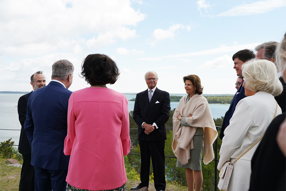 Kungaparet, president Niinistö och Fru Haukio får information om Bomarsunds fästning och dess historia.