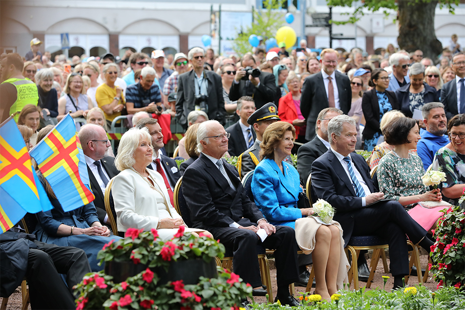 Kungaparet och presidentparet deltog vid 100-årsfirandet på Mariehamns torg.