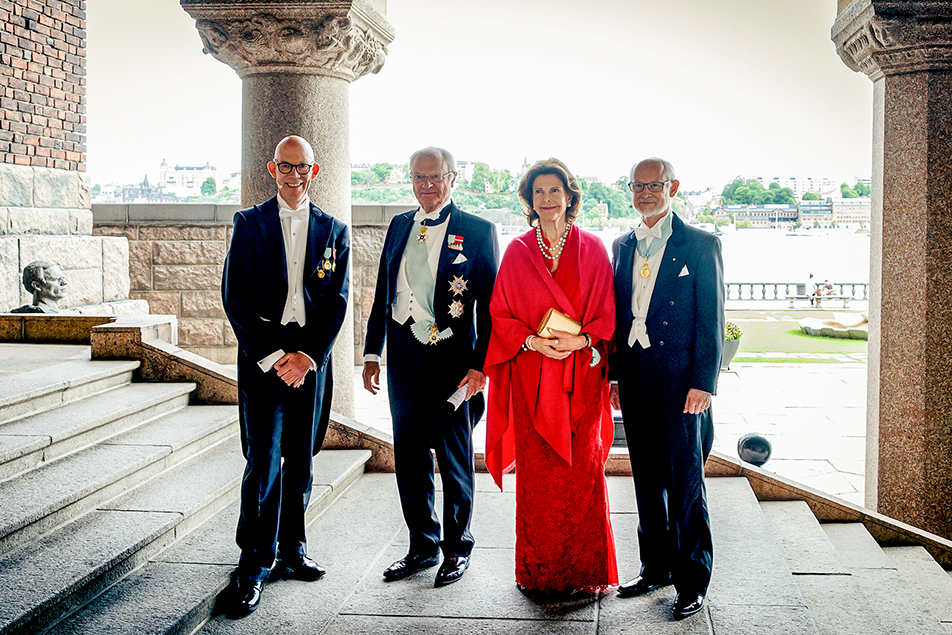Kungaparet tillsammans med Kungl. Vetenskapsakademiens preses Dan Larhammar och ständige sekreteraren Hans Ellegren vid ankomsten till Stadshuset.