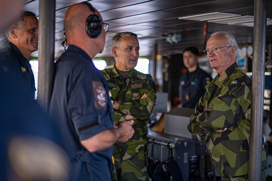 Kungen i samtal med bland andra fartygschefen örlogskapten Johan Månsson ombord på HMS Carlskrona. 