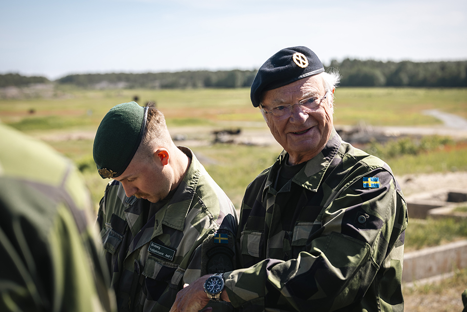 Kungen träffar soldater ur ett kustjägarkompani på Utö.