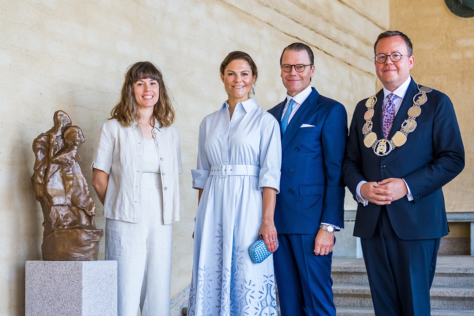 Kronprinsessan, Prins Daniel, konstnären Stina Persson och kommunfullmäktiges ordförande Olle Burell.