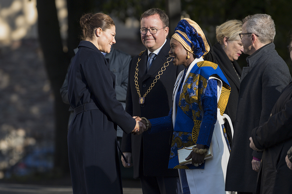 Kronprinsessan hälsar på Marie Cham, Afrosvenskarnas riksorganisation, samt kommunfullmäktiges ordförande Olle Burell och Stockholms stifts biskop Andreas Holmberg.
