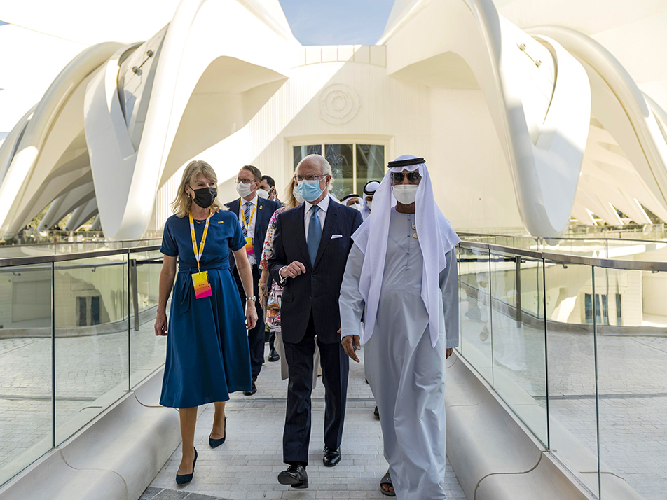 Utrikesminister Anna Hallberg, Kungen och Shejk Nahayan Bin Mubarak Al Nahayan vid världsutställningen. 