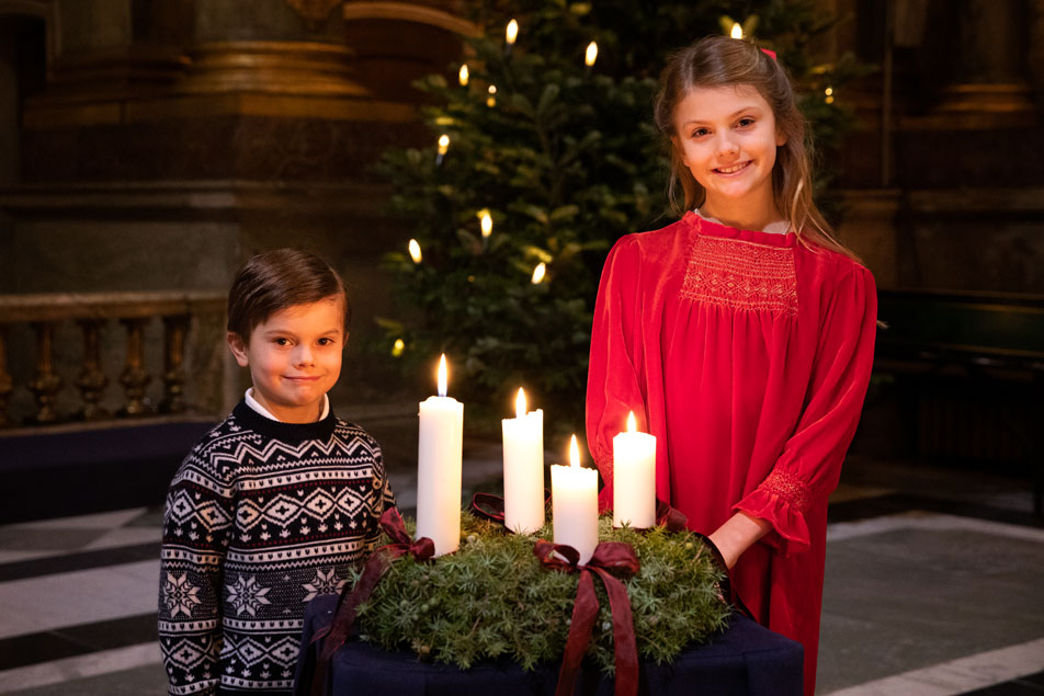 Prinsessan Estelle och Prins Oscar önskar god jul från Slottskyrkan i Kungl. Slottet.