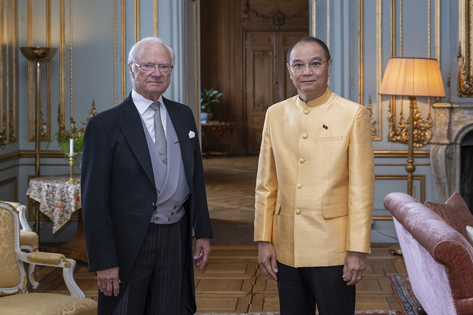 Kungen tillsammans med Laos ambassadör Bounliep Houngvongsone.