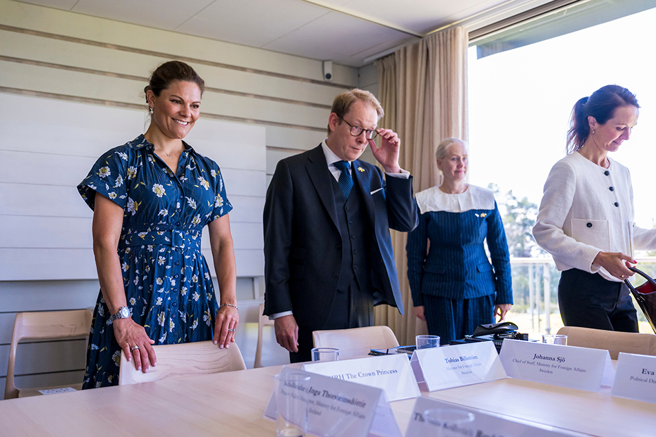 Kronprinsessan och statsrådet Tobias Billström under mötet på Artipelag.