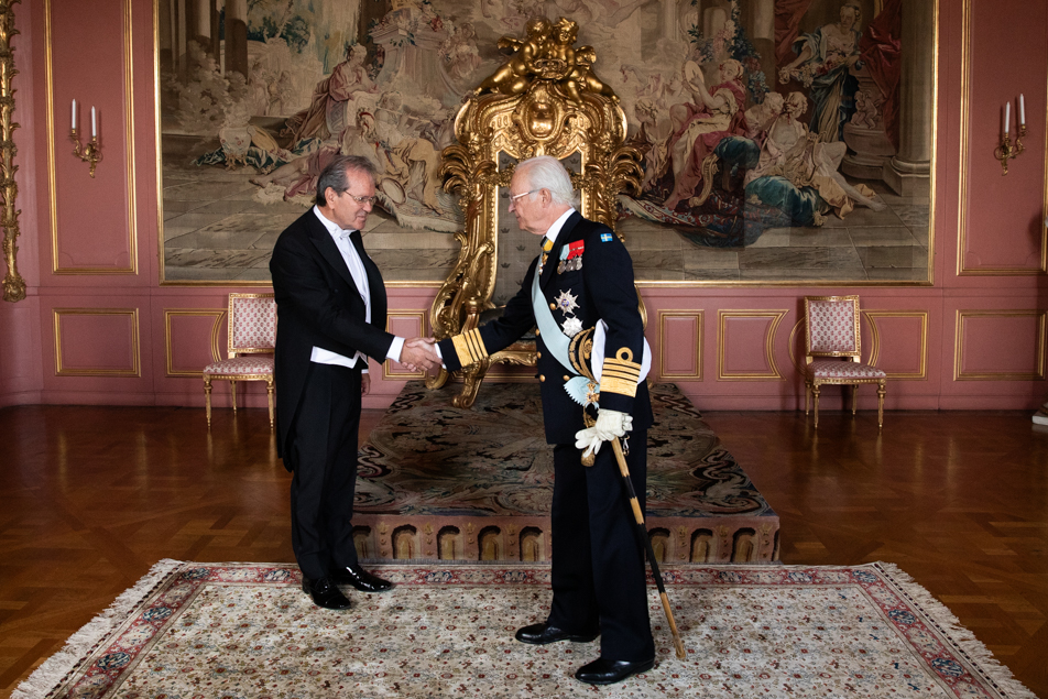 Kungen hälsar Ecuadors ambassadör José Vivanco Riofrío välkommen till Kungl. Slottet. 