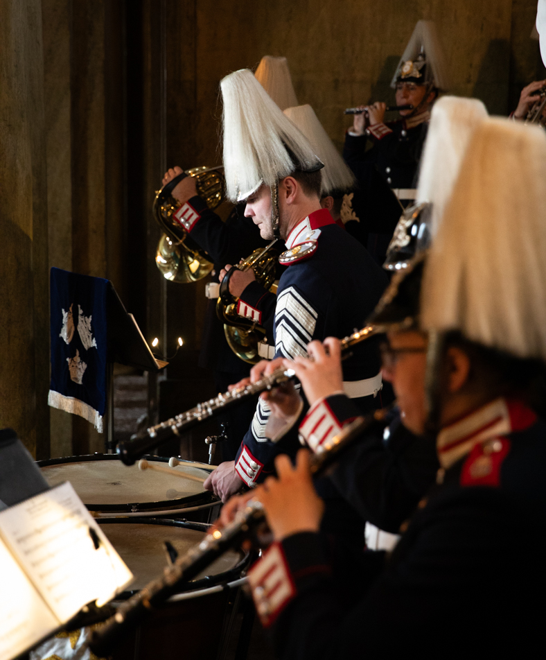 Arméns musikkår framför Kongl. Gardets marsch när ambassadören i procession ledsagas till Bernadottevåningen på Kungl. Slottet.