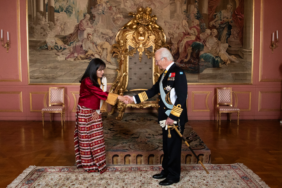 Kungen tillsammans med Bhutans ambassadör Tshoki Choden.