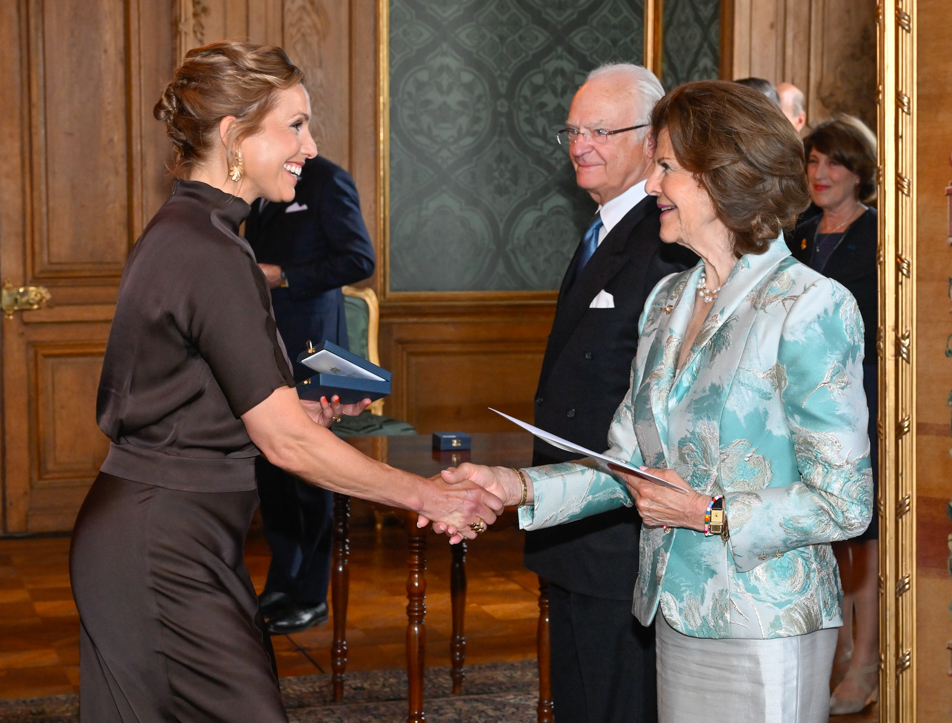 Tina Nordström tar emot sitt diplom ur Drottningens hand.