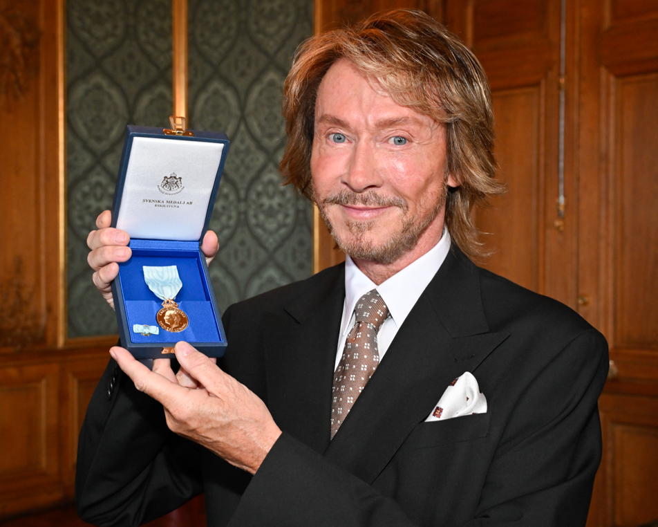 Artisten och modeskaparen Christer Lindarw tilldelades medalj för framstående insatser inom svensk underhållning.