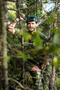Prins Carl Philip i kamoflaugeuniform i skogen.