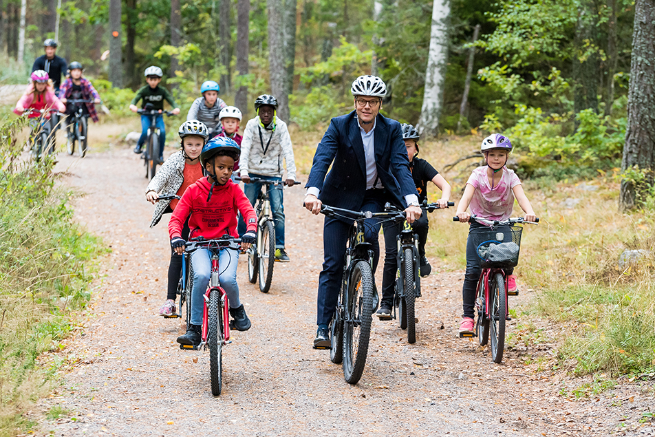 Prins Daniel på mountainbiketur med elever från British Junior i Eskilstuna. 