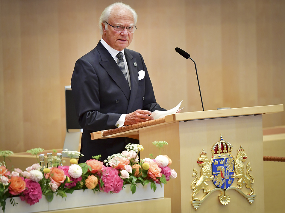 Kungen höll tal och öppnade 2020/2021 års riksmöte. 