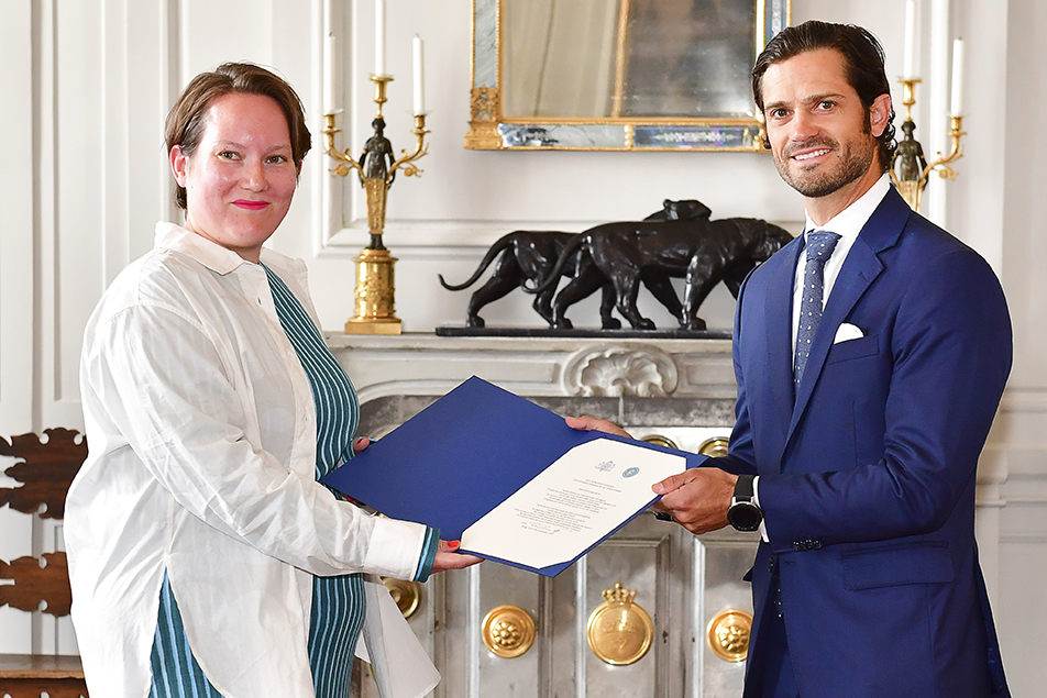 Stipendiaten Kristin Karlsson tar emot sitt diplom av Prins Carl Philip.