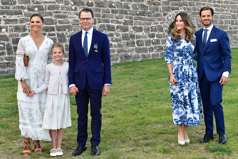 Kronprinsessan, Prins Daniel, Prinsessan Estelle, Prins Carl Philip och Prinsessan Sofia vid Borgholms slottsruin. 