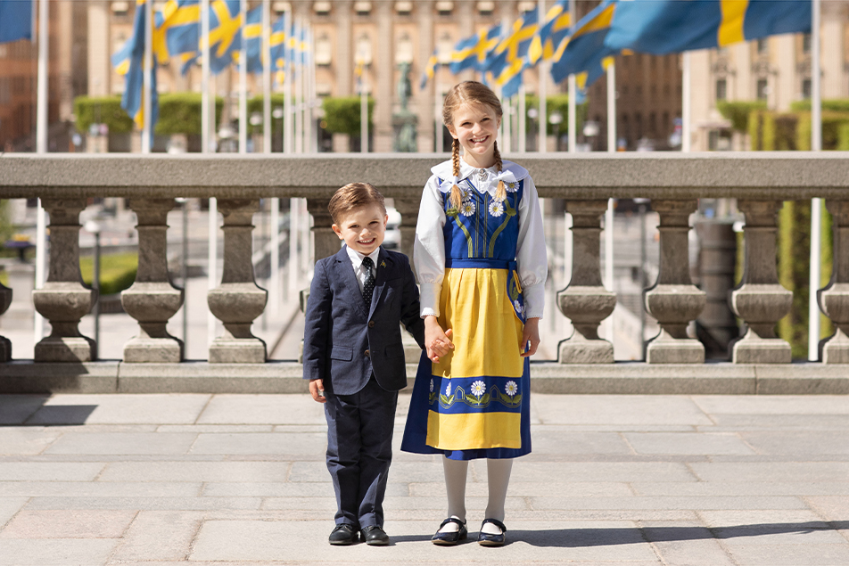 Prinsessan Estelle och Prins Oscar fotograferade på Lejonbacken utanför Kungliga slottet.