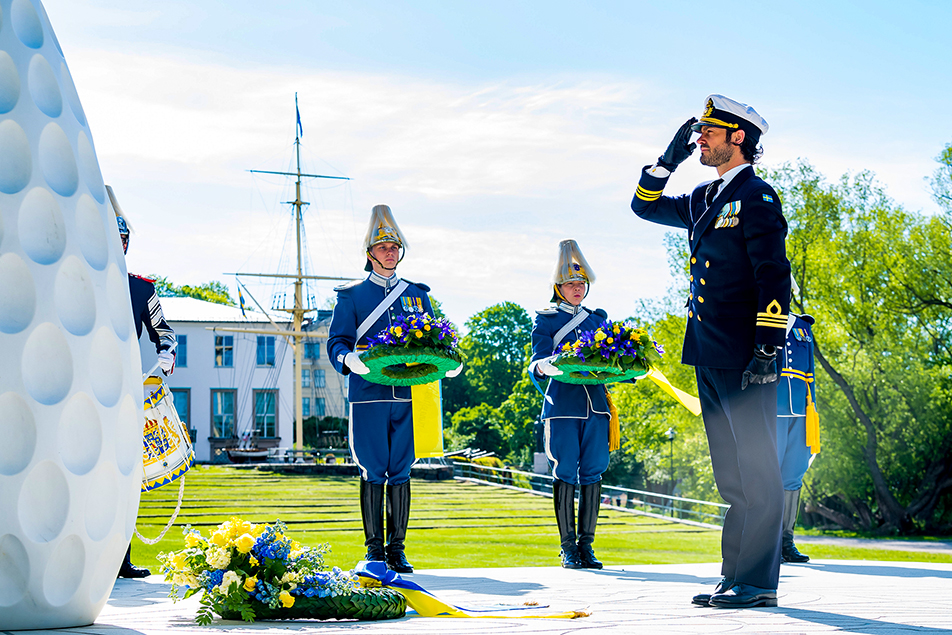 Prinsen nedlade en krans, på uppdrag av Kungen, vid det nationella veteranmonumentet på Kungl. Djurgården. 