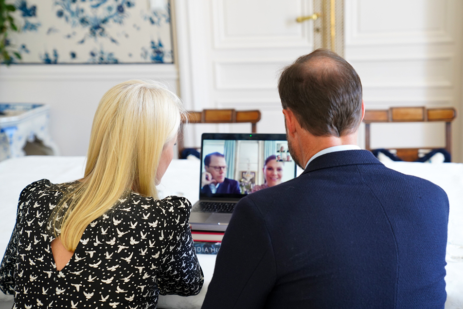 Norges Kronprinspar i videosamtal med Kronprinsessparet.