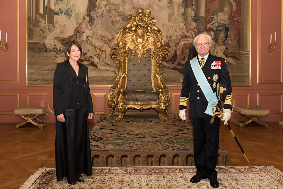 Ambassadör Cristina Latorre Sancho tas emot av Kungen. Under audiensen bar Kungen Carl III:s ordens storkors. Kungen tilldelades orden i samband med Kungaparets statsbesök till Spanien 1979. 