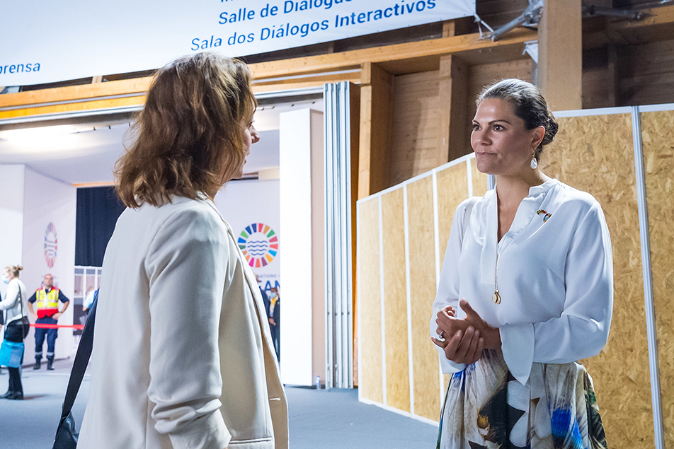 The Crown Princess speaks with Minister for International Development Cooperation Matilda Ernkrans. 